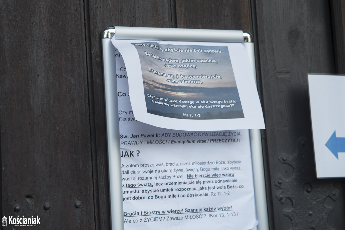 Tłumy pod farą. Podpisywali list do Prymasa Polski