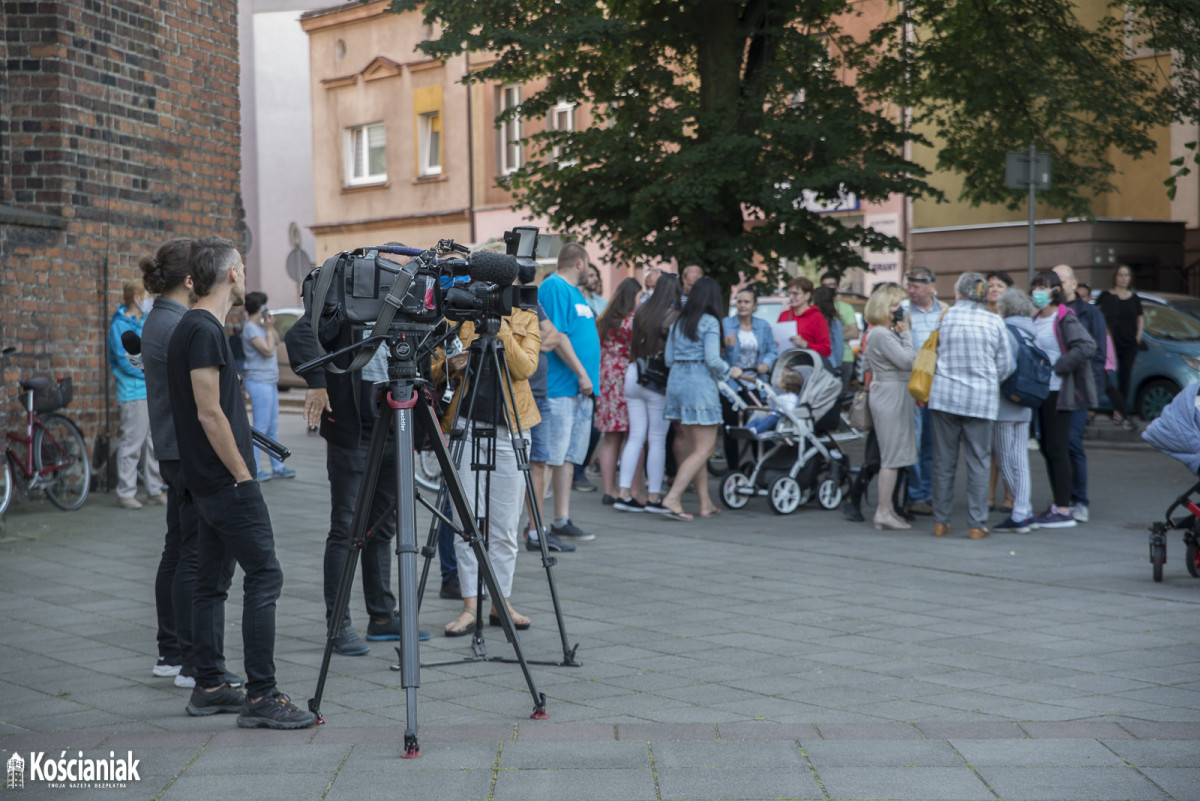 Tłumy pod farą. Podpisywali list do Prymasa Polski