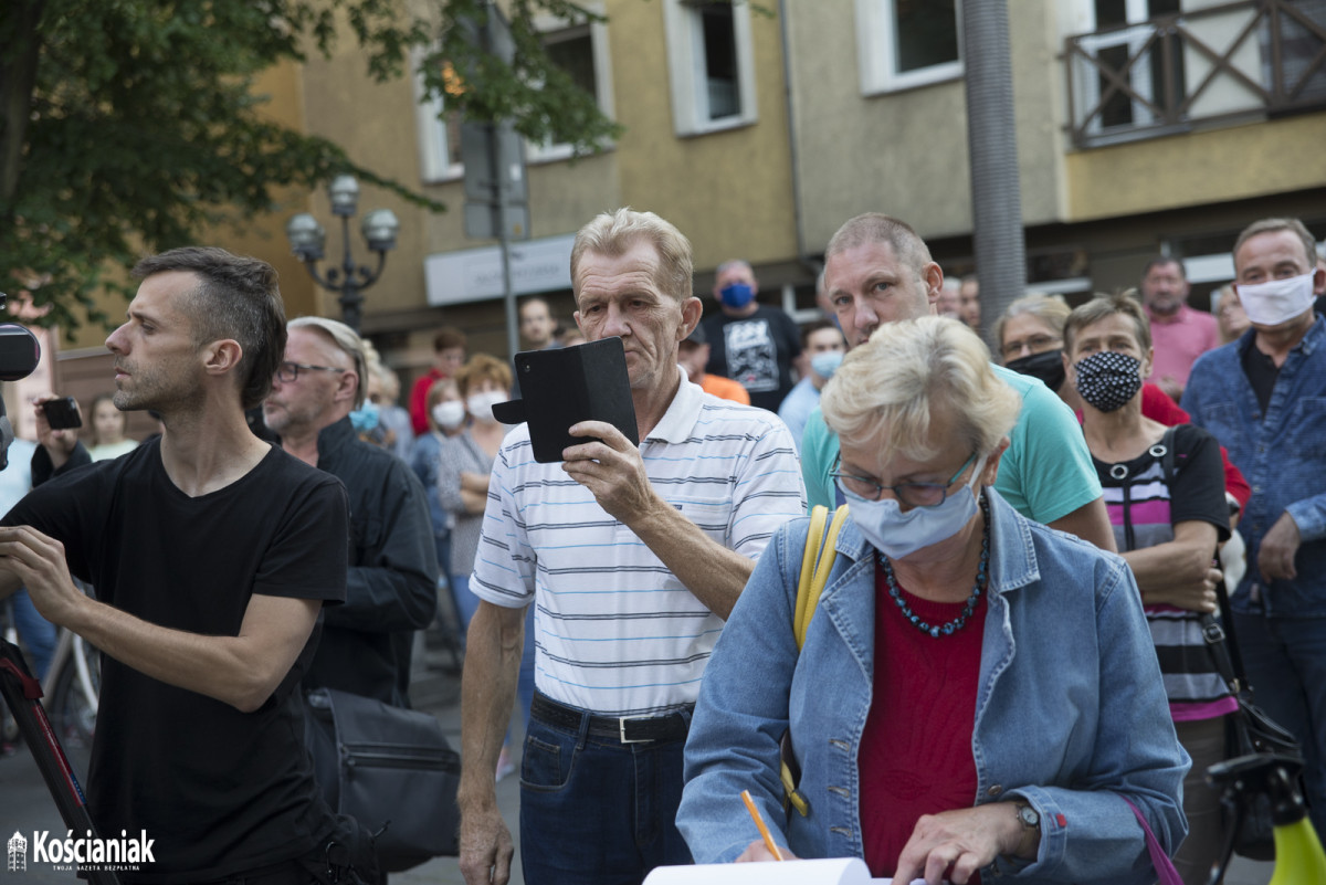 Tłumy pod farą. Podpisywali list do Prymasa Polski