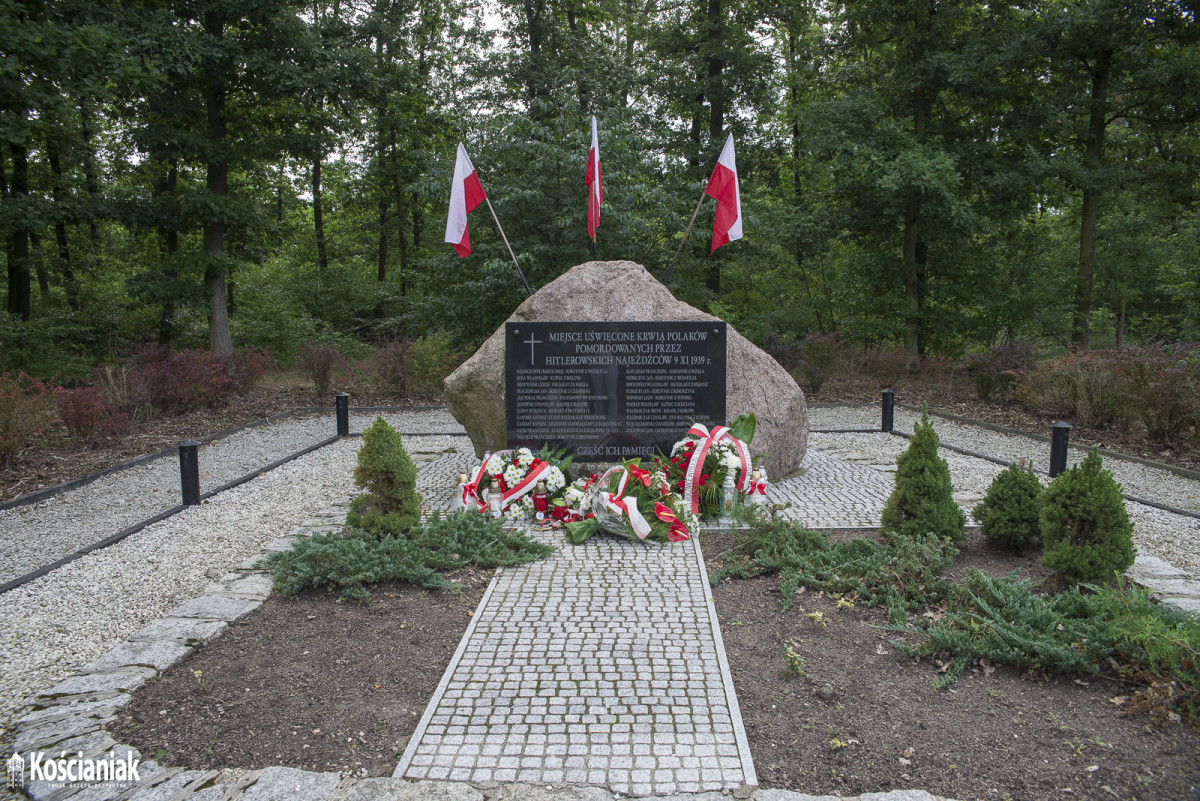 81. rocznica wybuchu II wojny światowej - złożenie kwiatów w lasku w Kurzej Górze