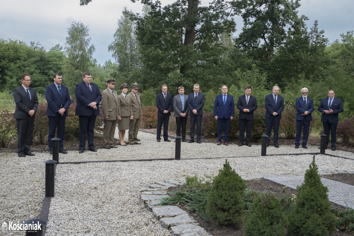 81. rocznica wybuchu II wojny światowej - złożenie kwiatów w lasku w Kurzej Górze