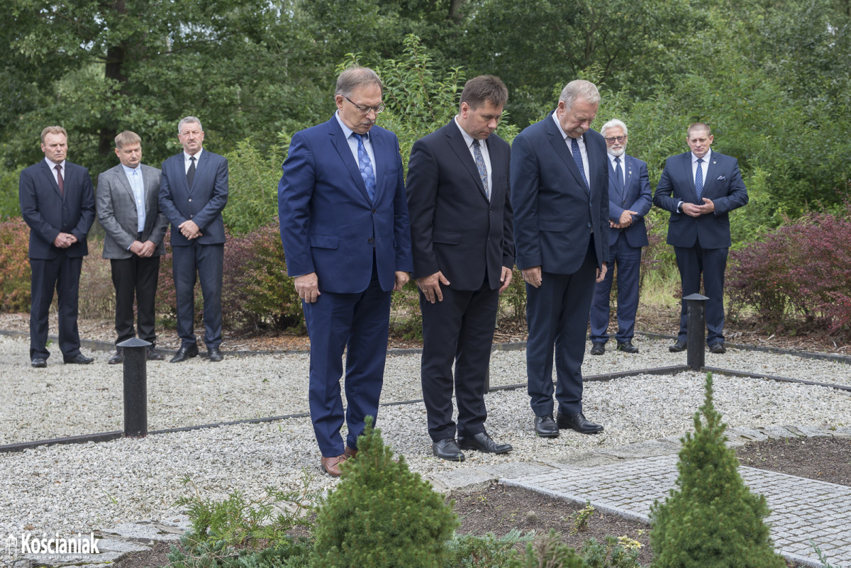 81. rocznica wybuchu II wojny światowej - złożenie kwiatów w lasku w Kurzej Górze