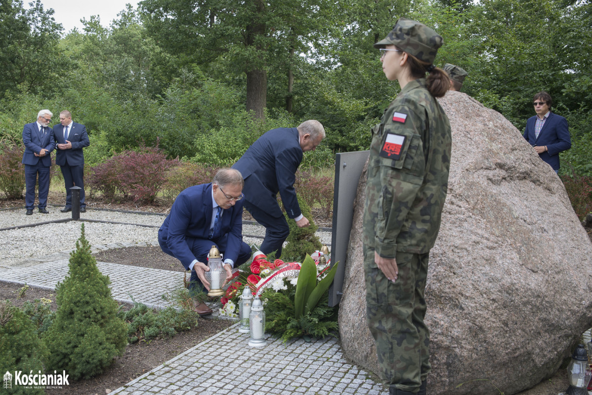 81. rocznica wybuchu II wojny światowej - złożenie kwiatów w lasku w Kurzej Górze