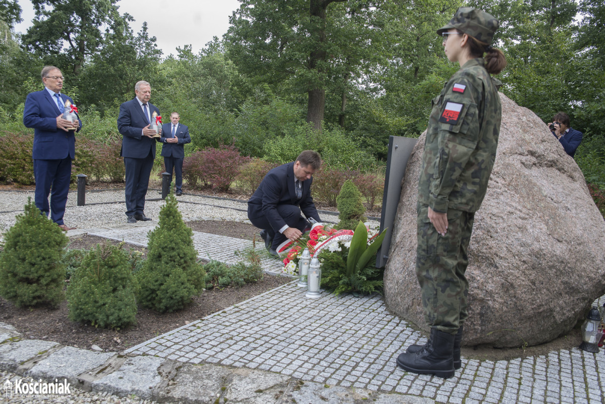 81. rocznica wybuchu II wojny światowej - złożenie kwiatów w lasku w Kurzej Górze