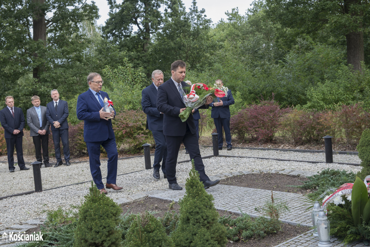 81. rocznica wybuchu II wojny światowej - złożenie kwiatów w lasku w Kurzej Górze