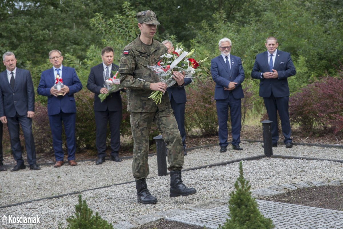 81. rocznica wybuchu II wojny światowej - złożenie kwiatów w lasku w Kurzej Górze