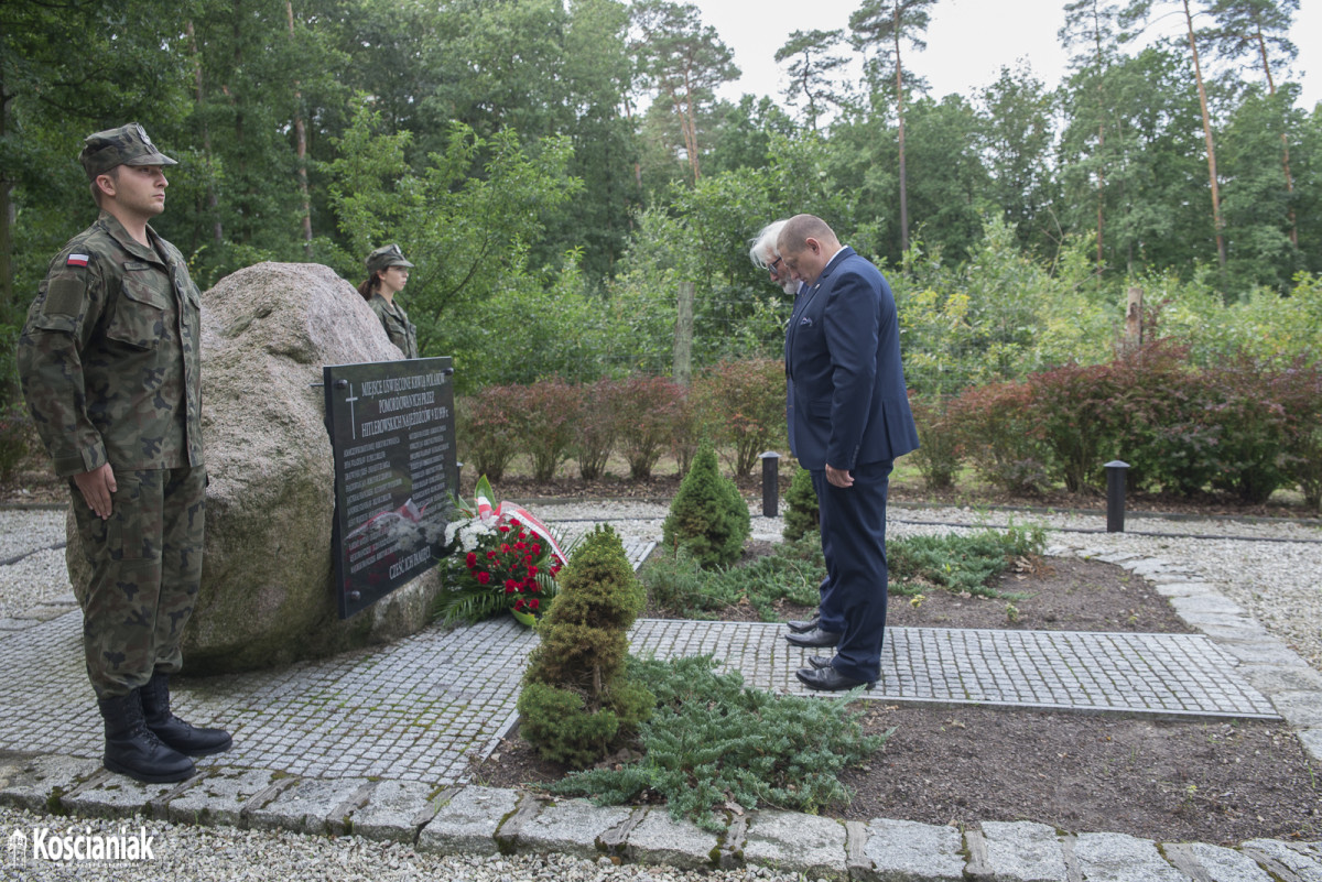 81. rocznica wybuchu II wojny światowej - złożenie kwiatów w lasku w Kurzej Górze