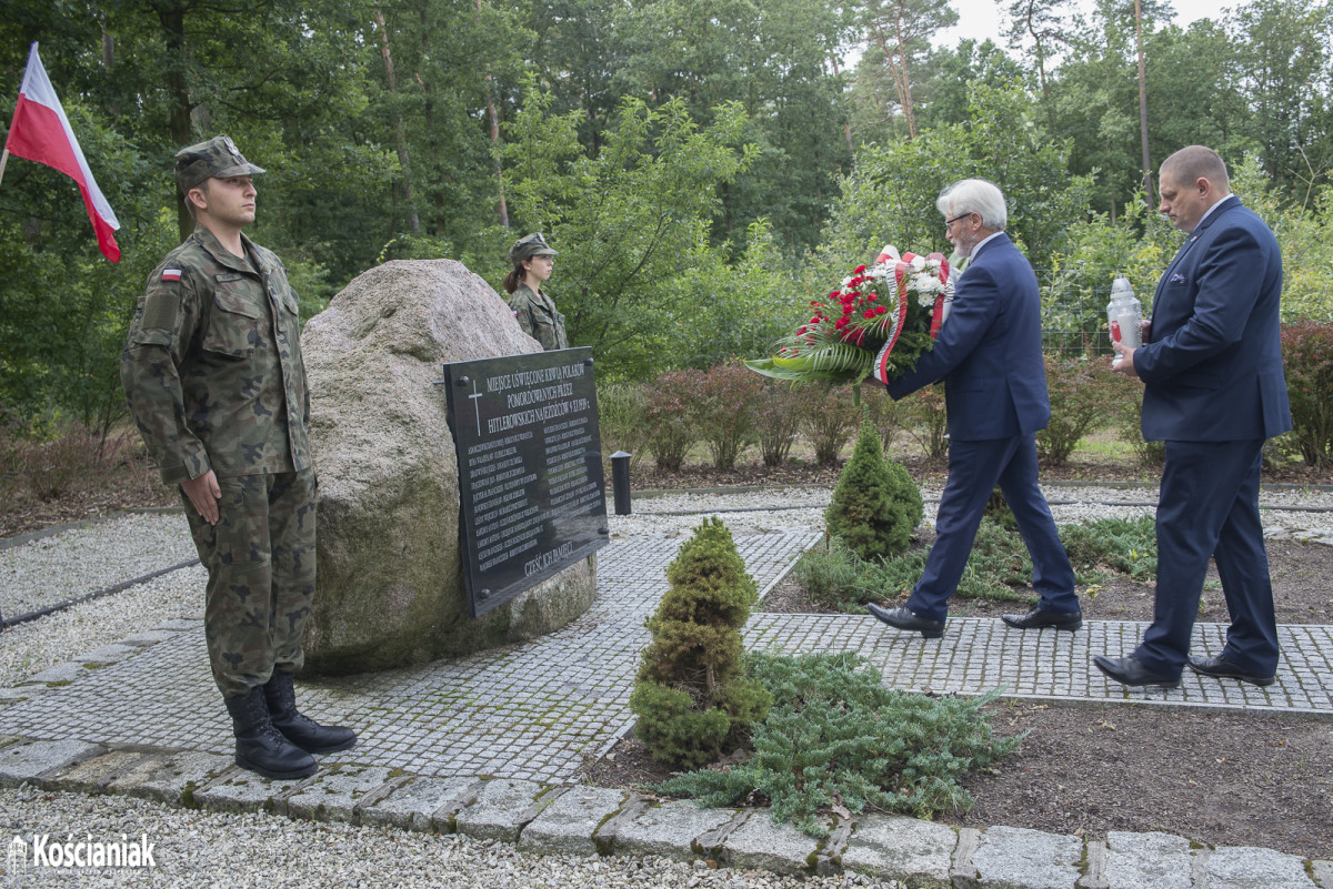 81. rocznica wybuchu II wojny światowej - złożenie kwiatów w lasku w Kurzej Górze