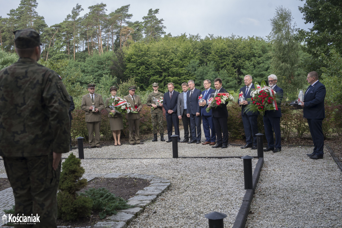 81. rocznica wybuchu II wojny światowej - złożenie kwiatów w lasku w Kurzej Górze