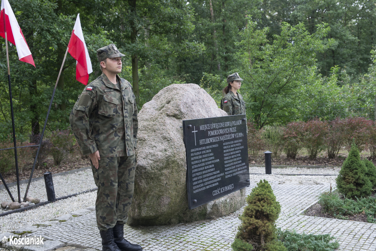 81. rocznica wybuchu II wojny światowej - złożenie kwiatów w lasku w Kurzej Górze