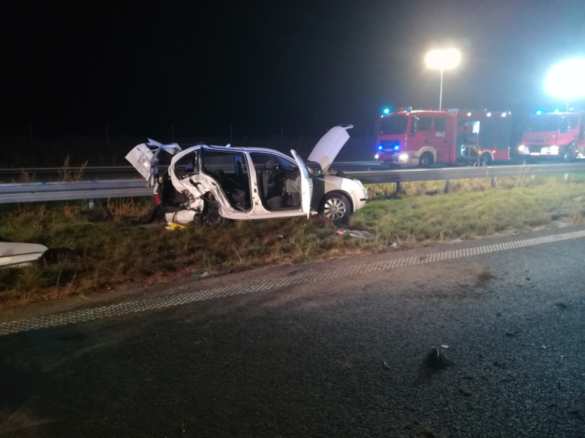 Wypadek na S5. Pasażer został uwięziony w aucie