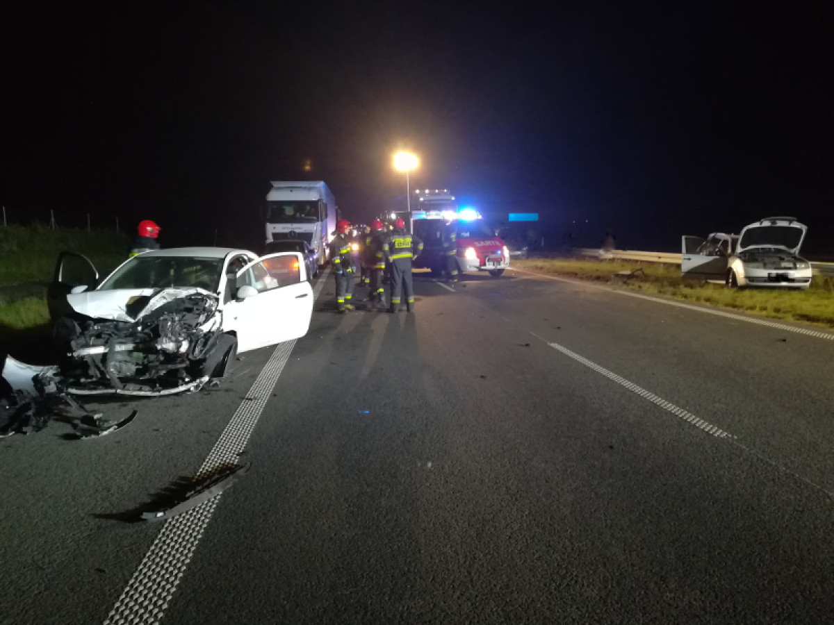 Wypadek na S5. Pasażer został uwięziony w aucie