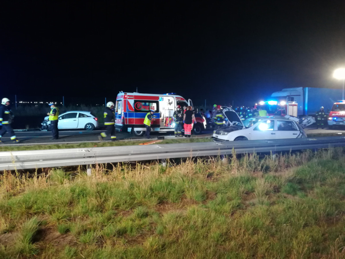 Wypadek na S5. Pasażer został uwięziony w aucie