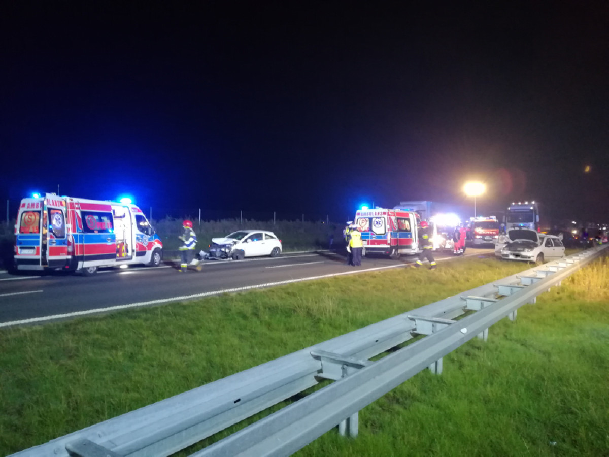Wypadek na S5. Pasażer został uwięziony w aucie