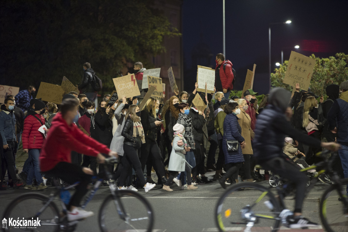 Strajk Kobiet. Drugi dzień protestów w Kościanie [ZDJĘCIA]