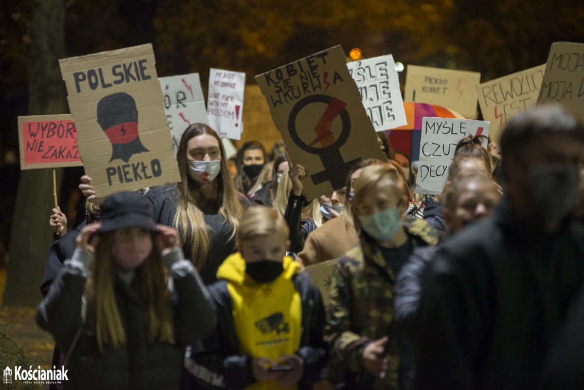 Strajk Kobiet. Drugi dzień protestów w Kościanie [ZDJĘCIA]