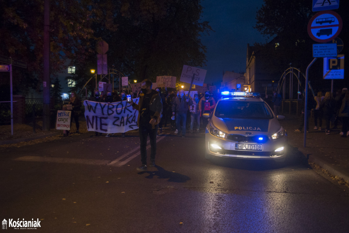 Strajk Kobiet. Drugi dzień protestów w Kościanie [ZDJĘCIA]