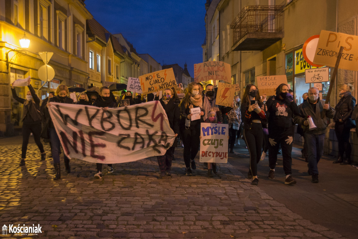 Strajk Kobiet. Drugi dzień protestów w Kościanie [ZDJĘCIA]