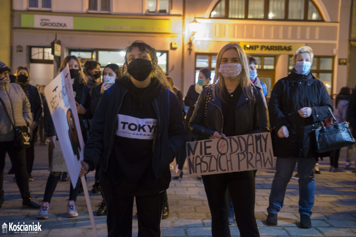 Strajk Kobiet. Drugi dzień protestów w Kościanie [ZDJĘCIA]