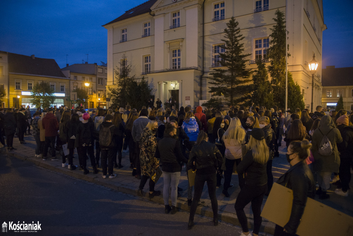 Strajk Kobiet. Drugi dzień protestów w Kościanie [ZDJĘCIA]