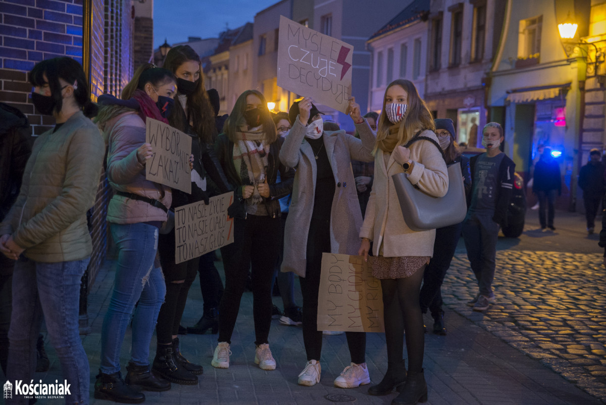 Strajk Kobiet. Drugi dzień protestów w Kościanie [ZDJĘCIA]