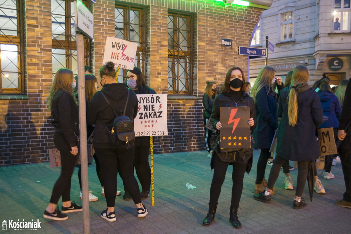 Strajk Kobiet. Drugi dzień protestów w Kościanie [ZDJĘCIA]
