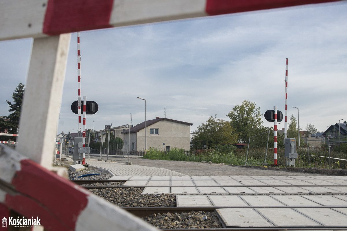 Roboty na przejeździe w Starych Oborzyskach stoją przez koronawirusa