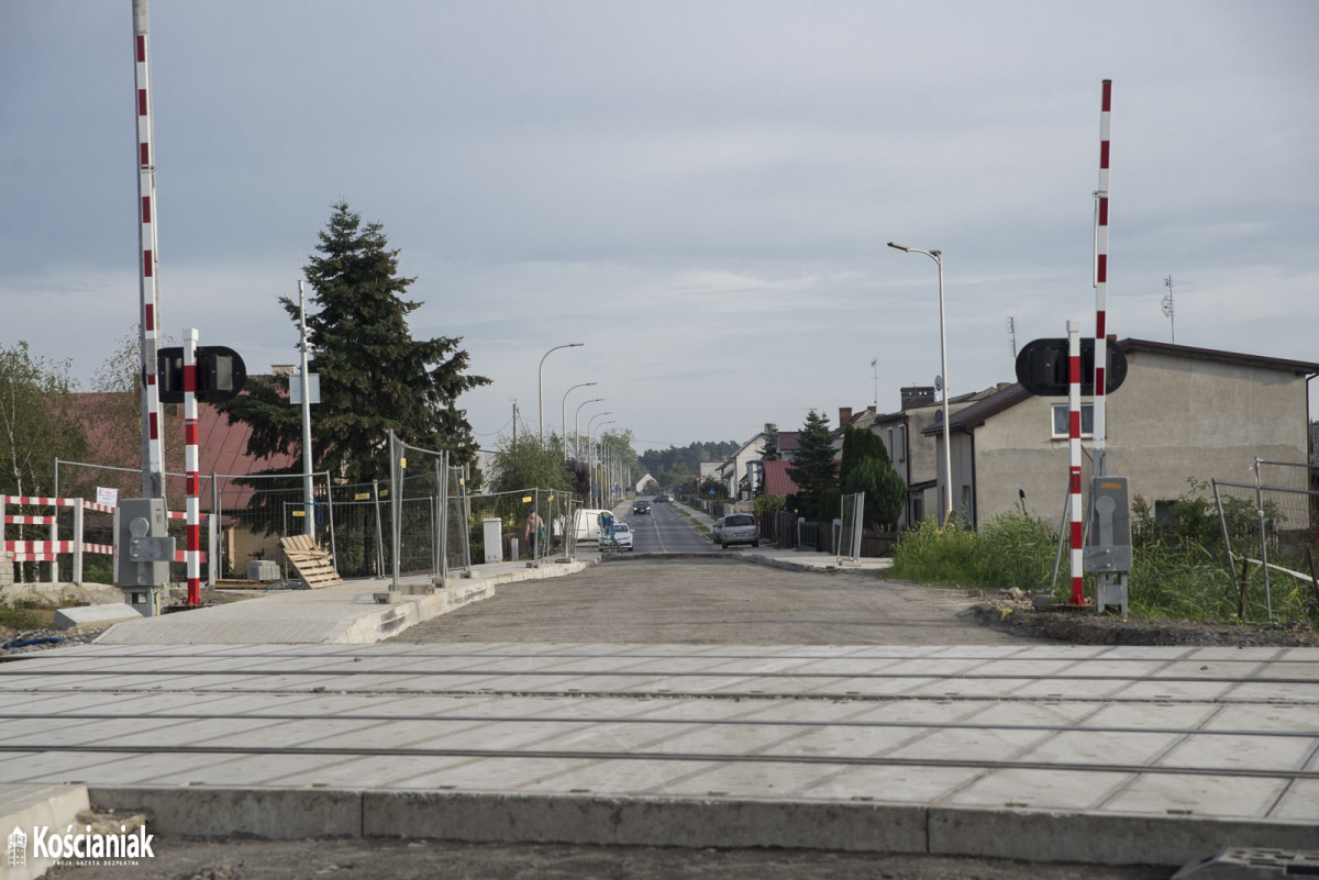 Roboty na przejeździe w Starych Oborzyskach stoją przez koronawirusa