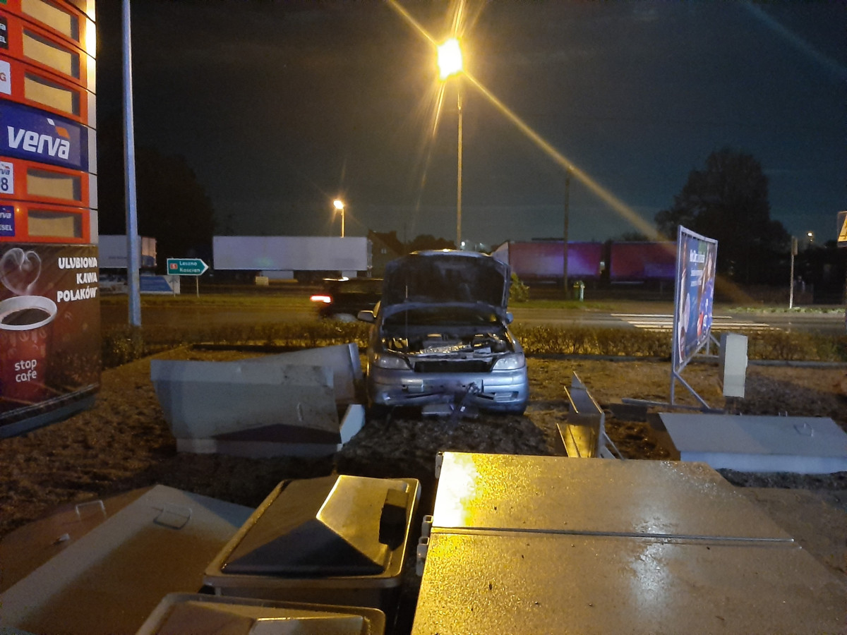 Wjechał w zbiorniki z gazem. Był pijany