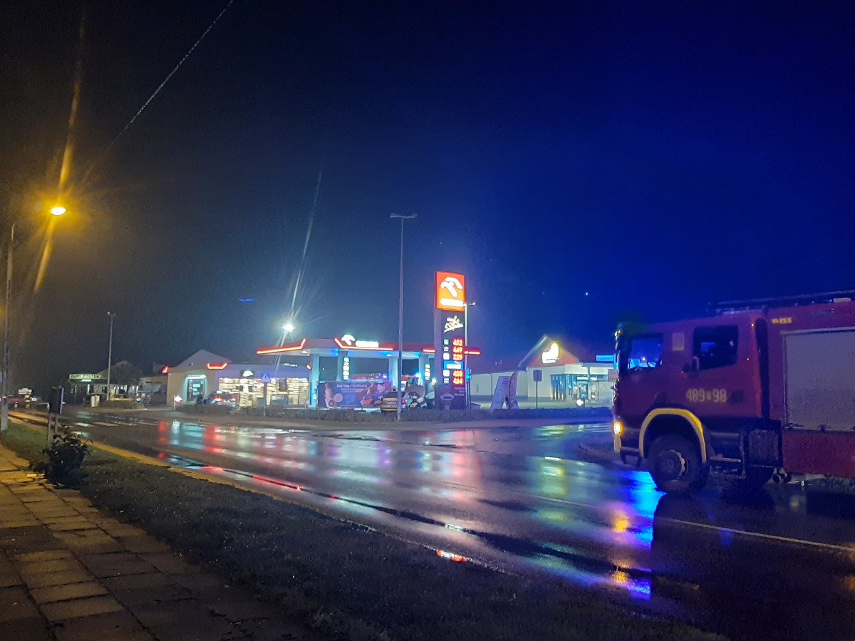 Wjechał w zbiorniki z gazem. Był pijany