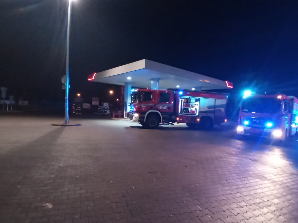 Wjechał w zbiorniki z gazem. Był pijany