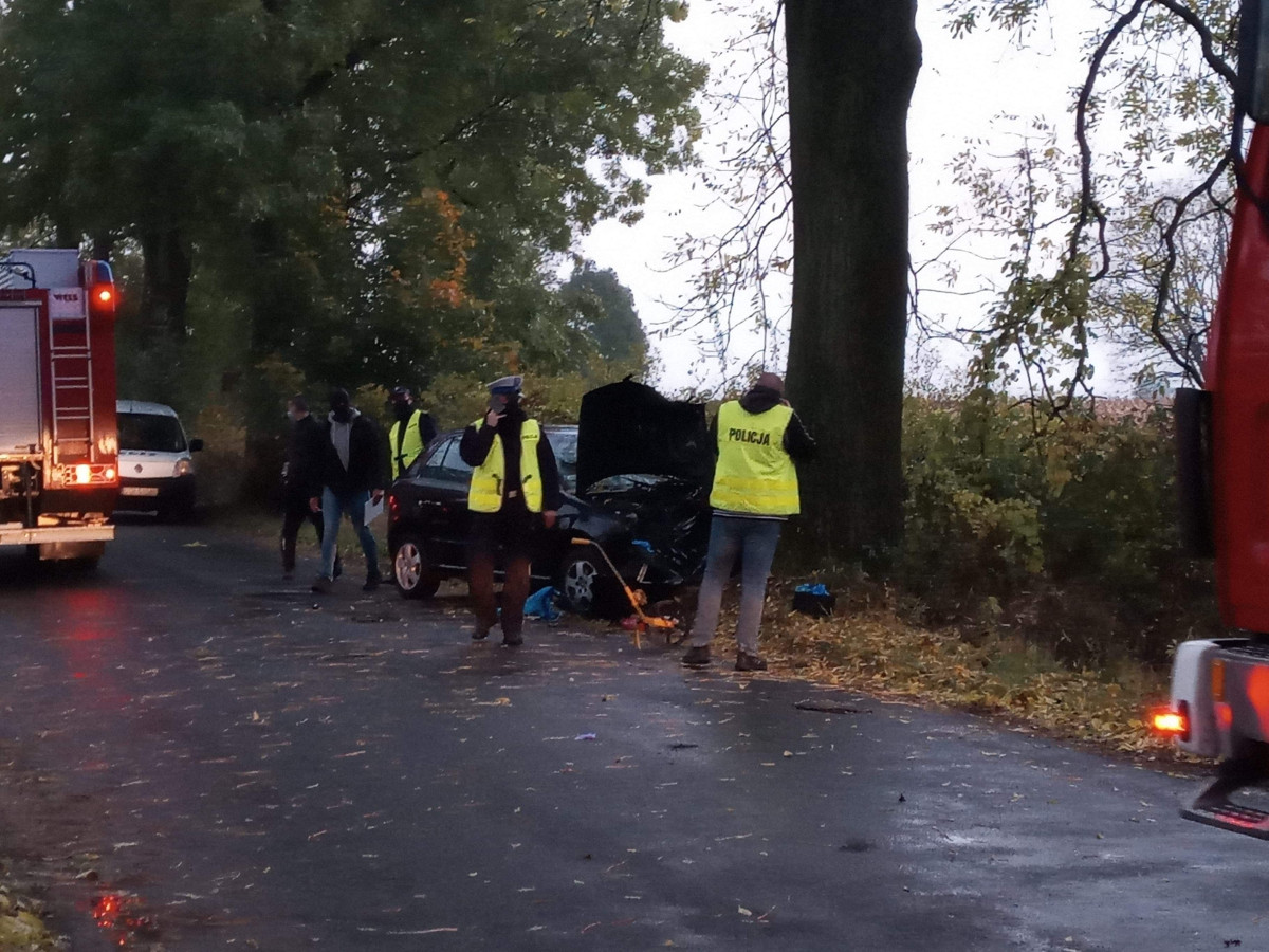 Uderzył w drzewo. Trzy osoby trafiły do szpitala