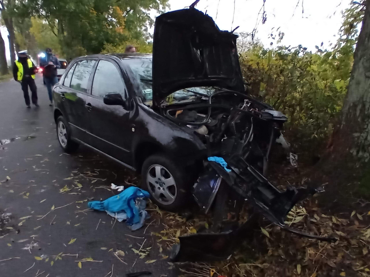 Uderzył w drzewo. Trzy osoby trafiły do szpitala