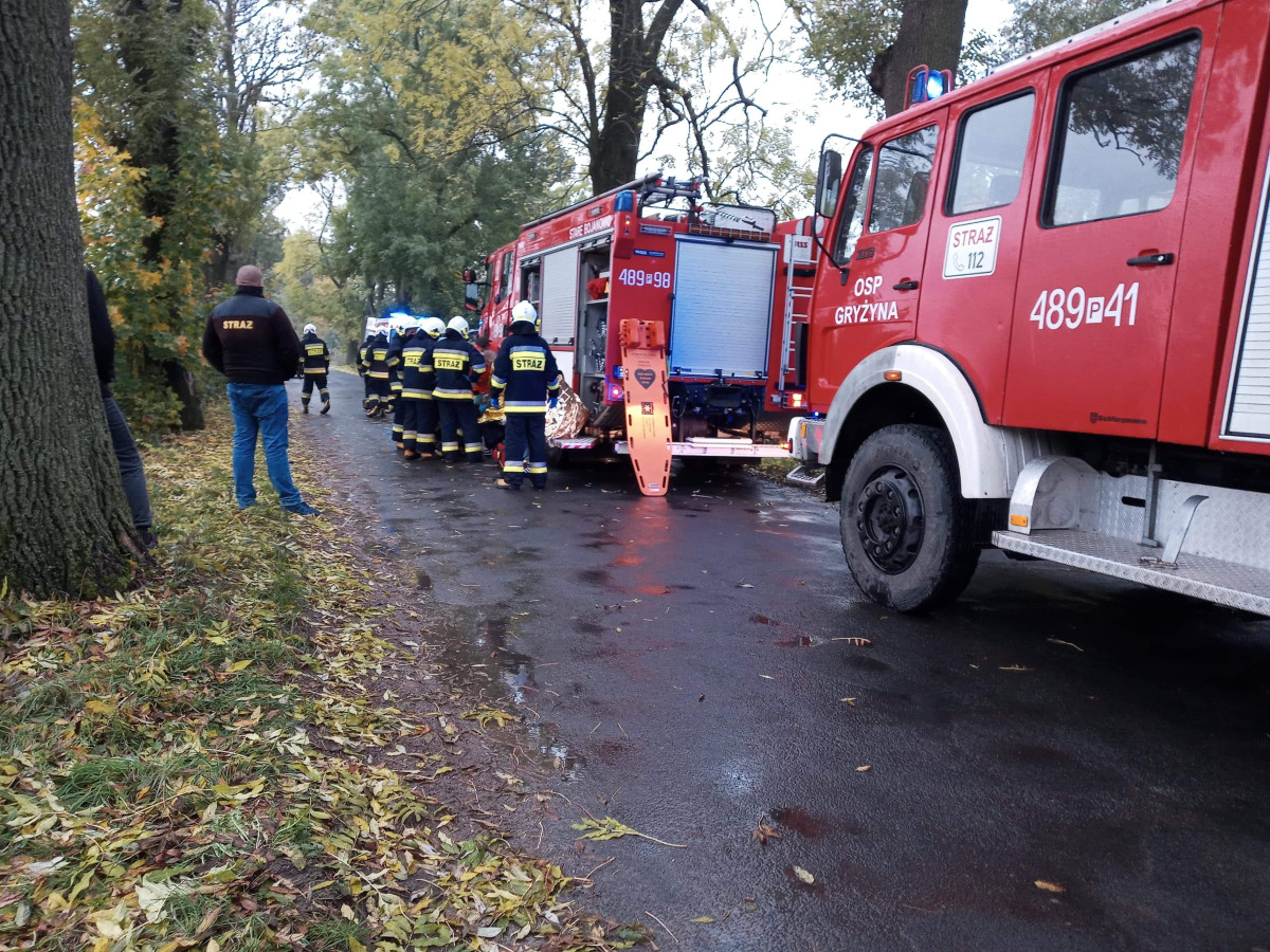 Uderzył w drzewo. Trzy osoby trafiły do szpitala