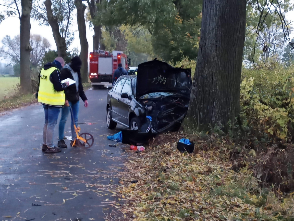Uderzył w drzewo. Trzy osoby trafiły do szpitala