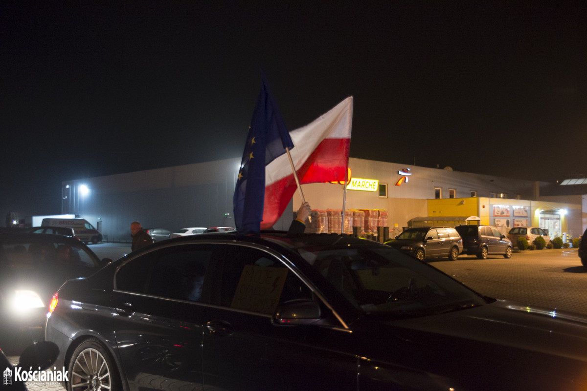 Drugi samochodowy Strajk Kobiet ulicami Kościana [ZDJĘCIA]