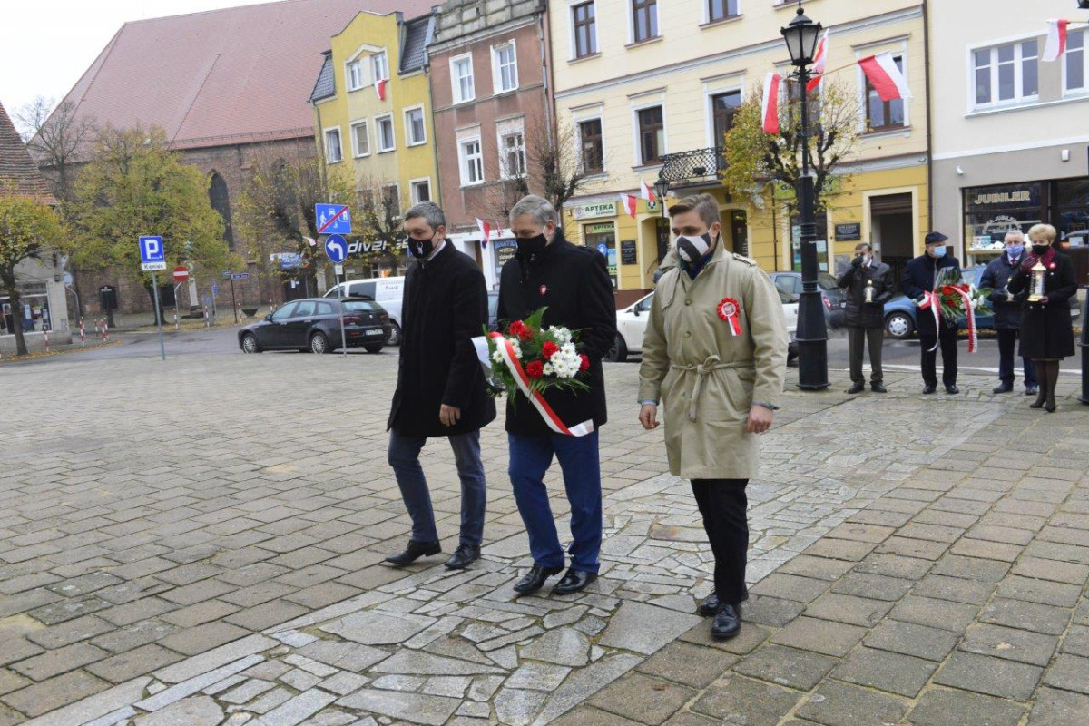 Delegacje złożyły wieńce w Święto Niepodległości [ZDJĘCIA]