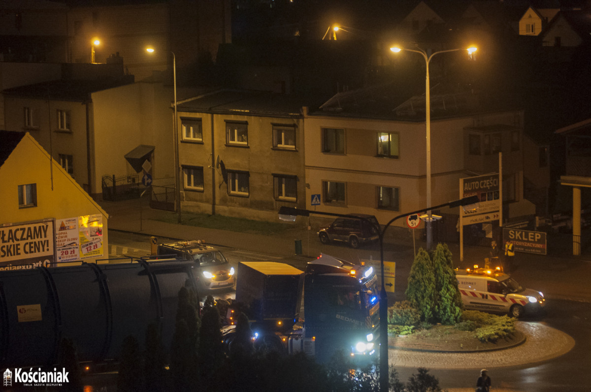 Nocny przejazd ogromnych silosów przez Kościan [ZDJĘCIA]