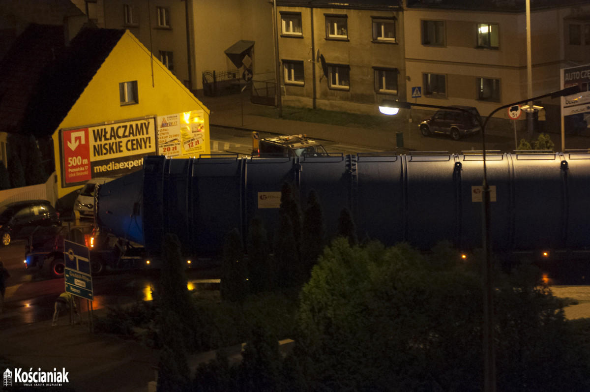 Nocny przejazd ogromnych silosów przez Kościan [ZDJĘCIA]