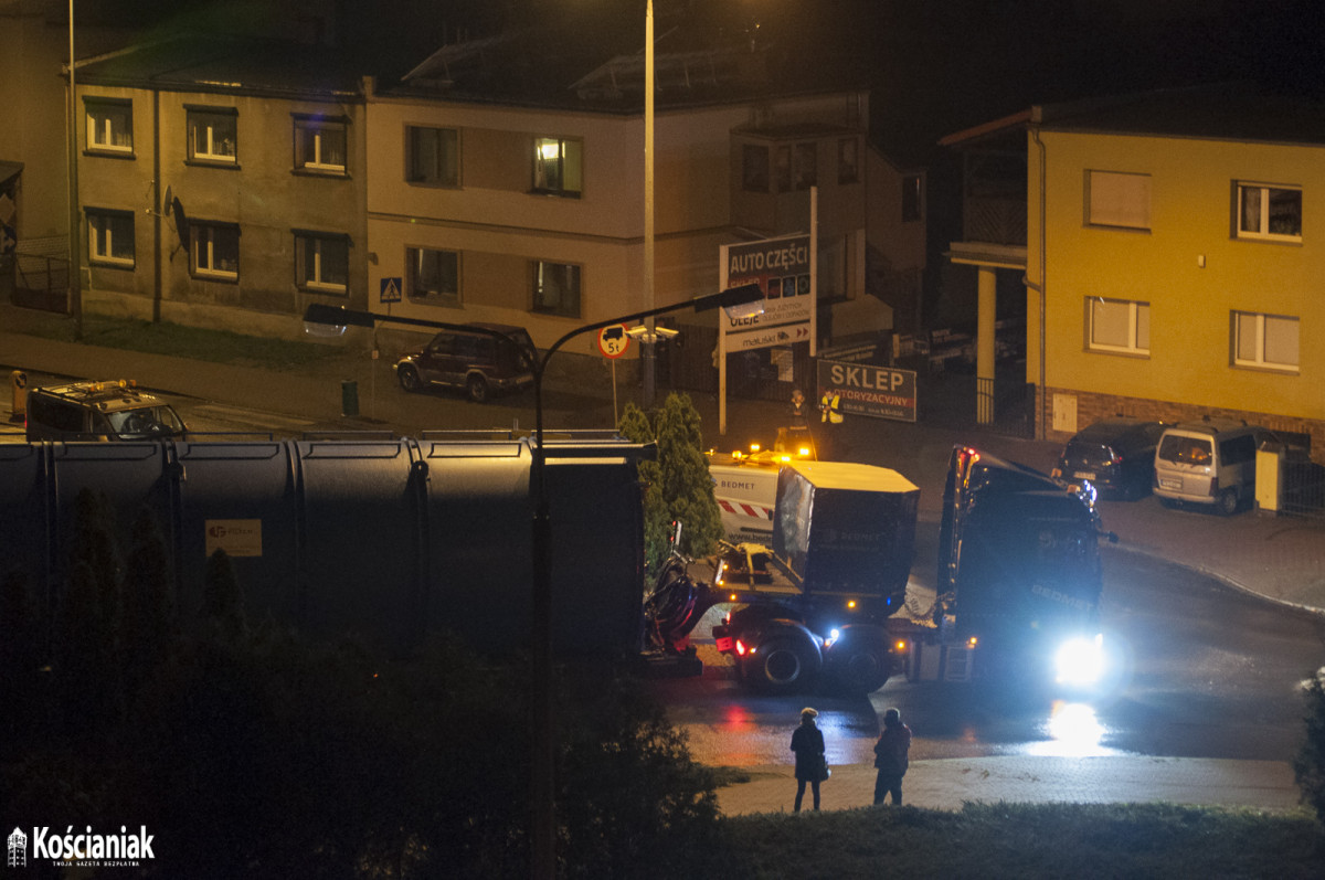 Nocny przejazd ogromnych silosów przez Kościan [ZDJĘCIA]