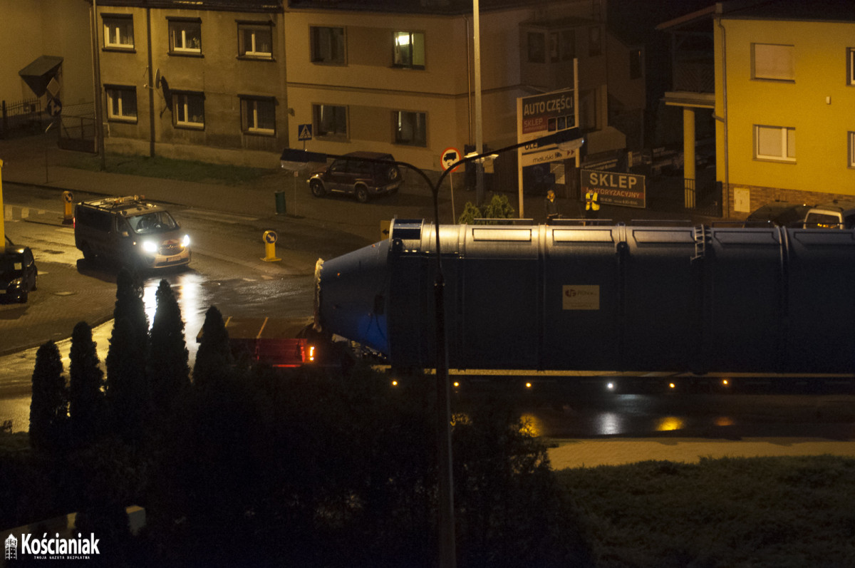 Nocny przejazd ogromnych silosów przez Kościan [ZDJĘCIA]