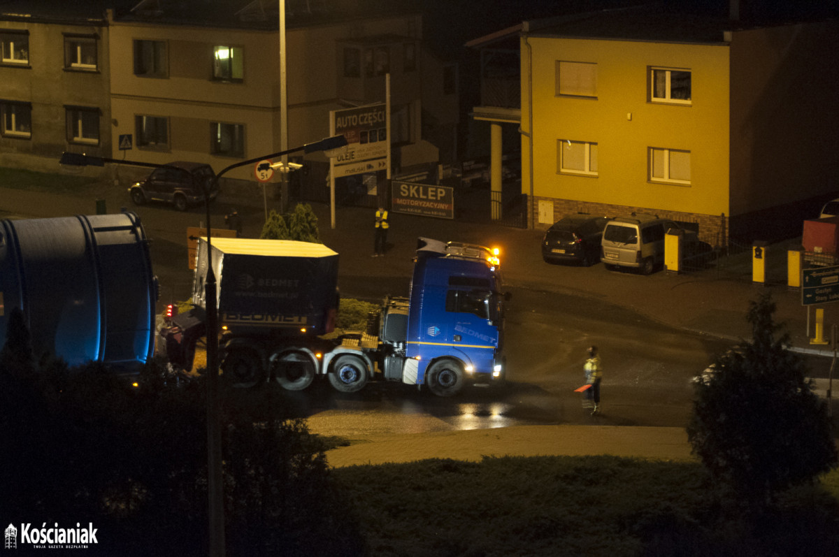 Nocny przejazd ogromnych silosów przez Kościan [ZDJĘCIA]