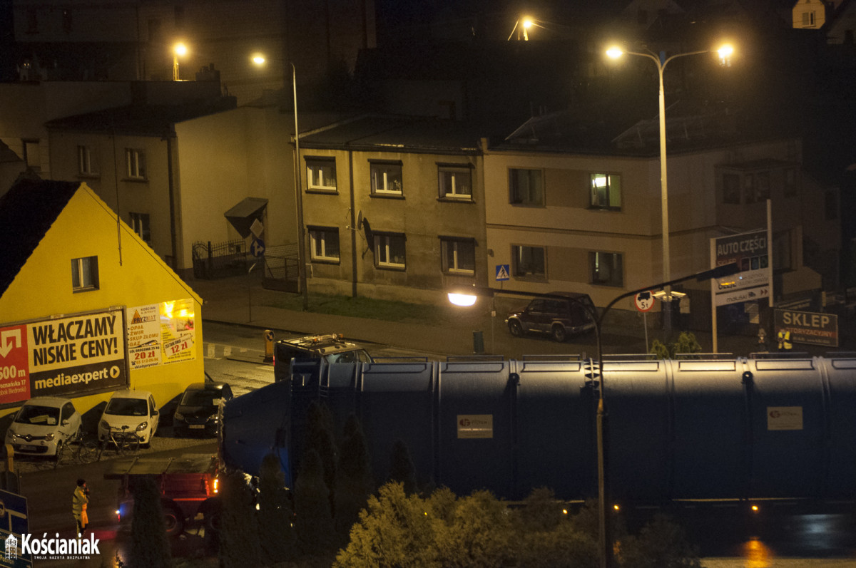 Nocny przejazd ogromnych silosów przez Kościan [ZDJĘCIA]