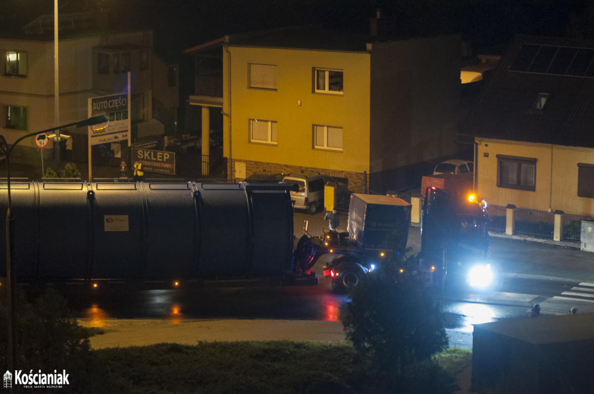 Nocny przejazd ogromnych silosów przez Kościan [ZDJĘCIA]