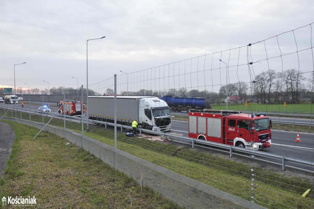 Ciężarówka częściowo blokowała S5. Wydobywał się z niej dym [ZDJĘCIA]