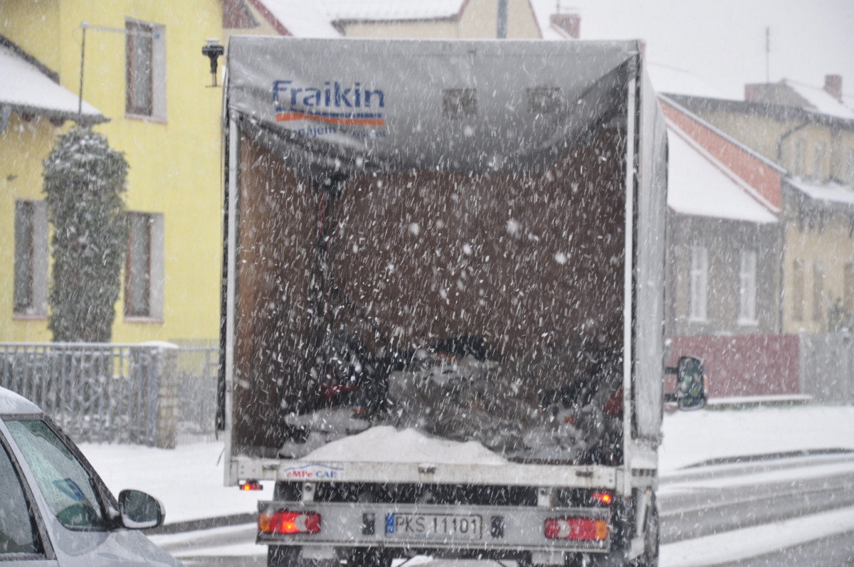 Zima w Kościanie zaskoczyła kierowców i drogowców [ZDJĘCIA]
