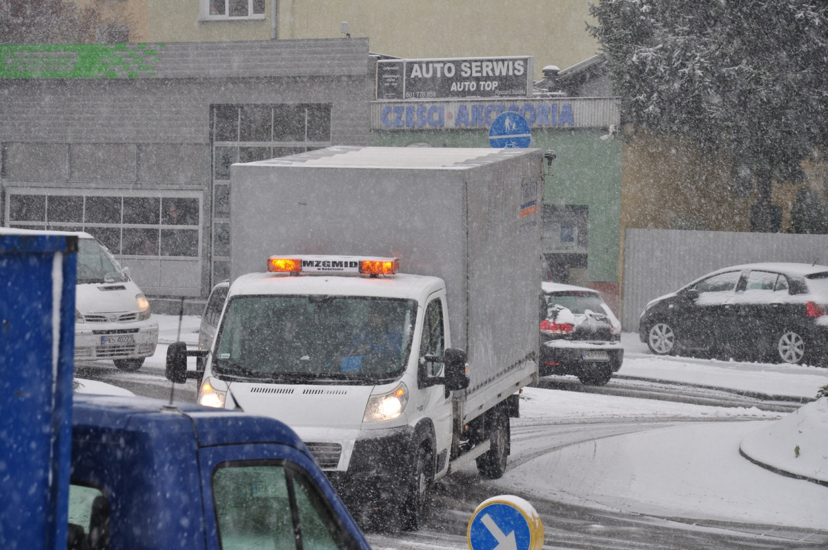 Zima w Kościanie zaskoczyła kierowców i drogowców [ZDJĘCIA]