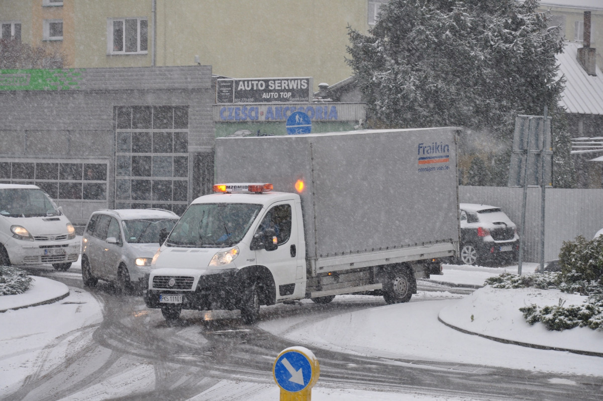 Zima w Kościanie zaskoczyła kierowców i drogowców [ZDJĘCIA]