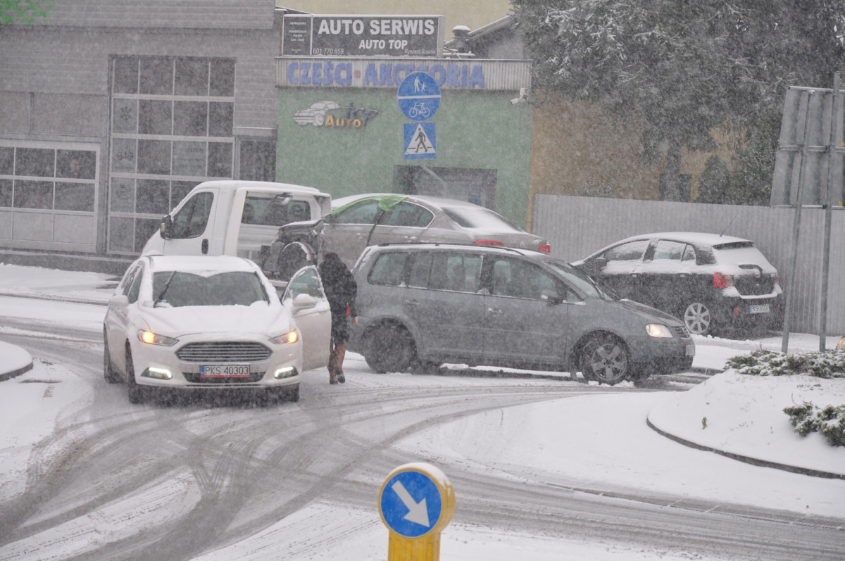 Zima w Kościanie zaskoczyła kierowców i drogowców [ZDJĘCIA]
