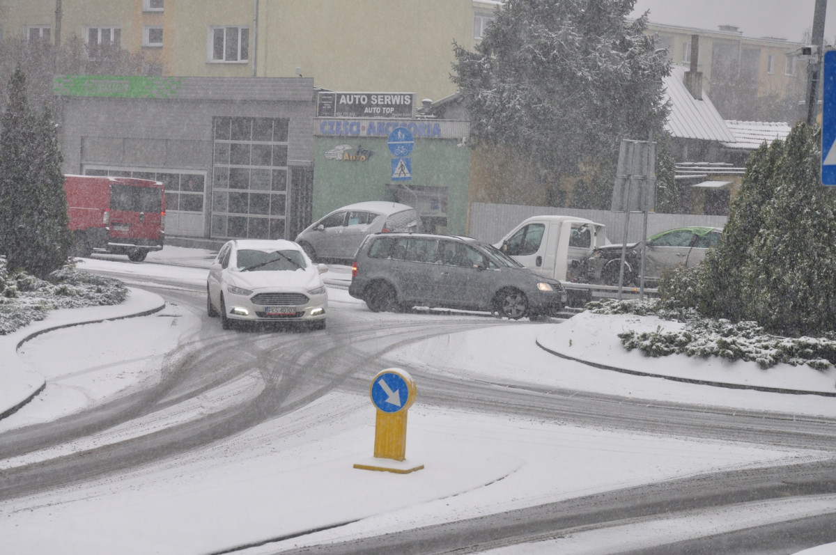 Zima w Kościanie zaskoczyła kierowców i drogowców [ZDJĘCIA]
